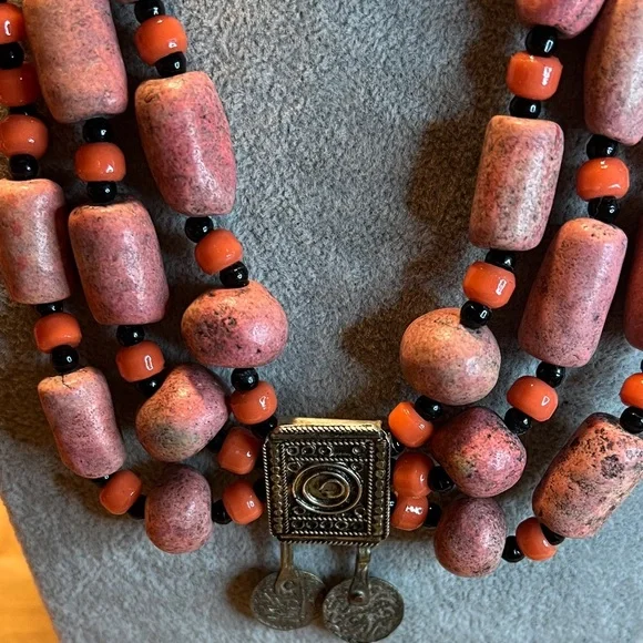 Elegant pink  and Black Beaded Necklace - Picture 3 of 6